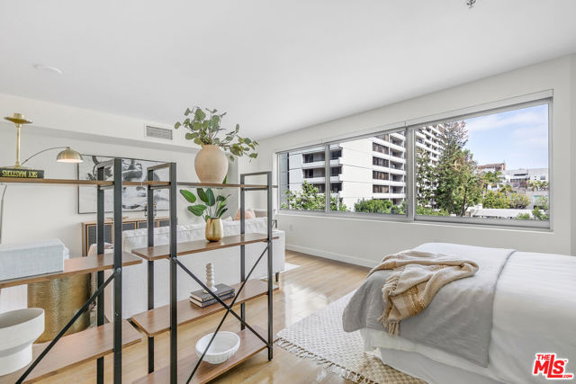 901 S Flower Street, Los Angeles CA: https://media.crmls.org/mediaz/e67fad5b-9cd8-41a5-8445-8a1475f41fe1.jpg