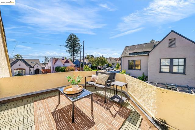 5605 Picardy Dr, Oakland CA: https://media.crmls.org/mediaz/e680376b-092c-4b30-afcc-bc8d0d79af9b.jpg