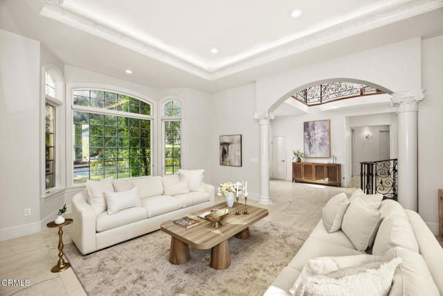 5008 La Canada Boulevard, La Canada Flintridge CA: https://media.crmls.org/mediaz/e6809219-202c-4a86-ac01-e75560420ff1.jpg