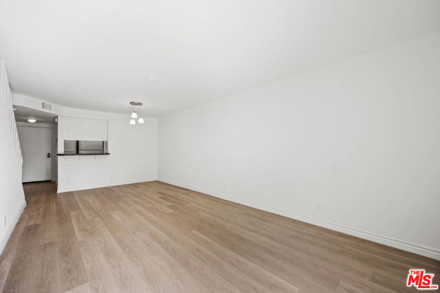 15207 Magnolia Boulevard, 116 photo 6