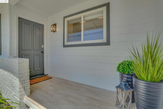 946 Notre Dame Ave, Concord CA: https://media.crmls.org/mediaz/e68115ce-15cd-49d2-af39-051d92da3bbe.jpg
