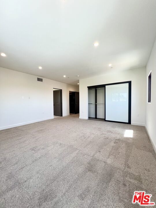 859 S LUCERNE Boulevard, Los Angeles CA: https://media.crmls.org/mediaz/e6828112-03f3-4fc9-a0fd-2b9538bae6ec.jpg