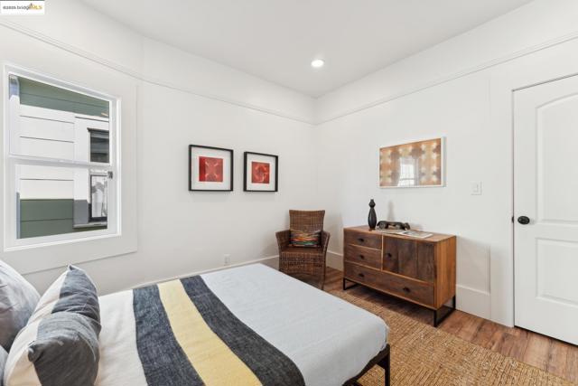 3716 Market St, Oakland CA: https://media.crmls.org/mediaz/e682bd0d-5f3f-40a1-8479-dfcbe2b81156.jpg