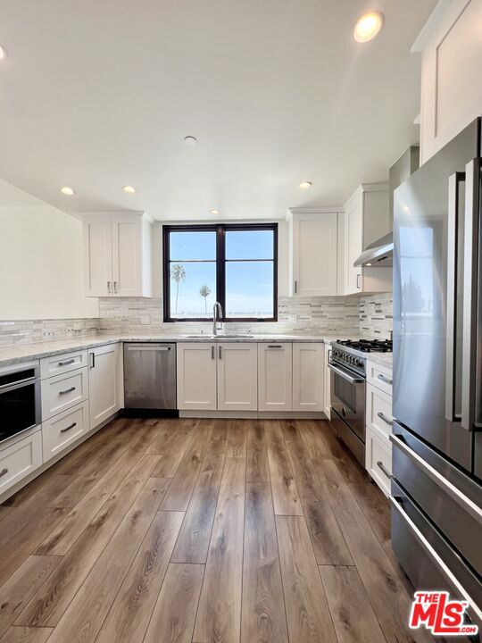 859 S LUCERNE Boulevard, Los Angeles CA: https://media.crmls.org/mediaz/e6833ae9-5e18-4fe5-ade5-255570b4856b.jpg