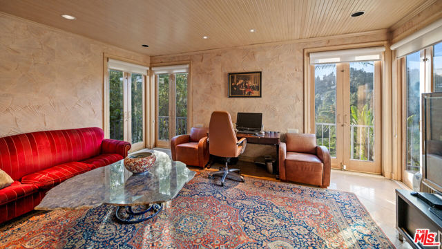 9430 Readcrest Drive, Beverly Hills CA: https://media.crmls.org/mediaz/e6835ec2-1764-4fef-927e-99688f57c29c.jpg