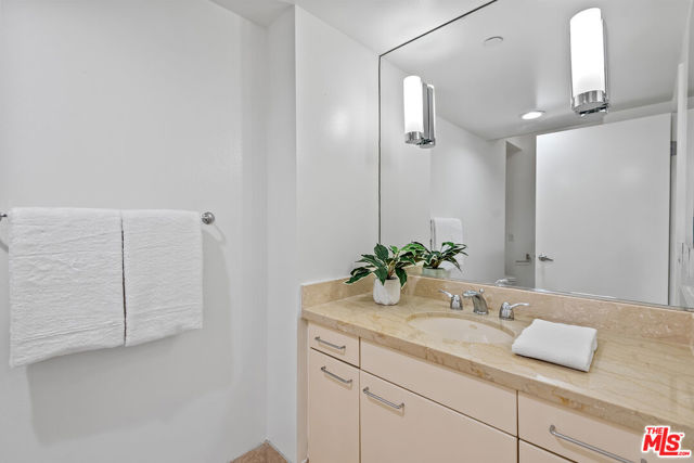 13600 Marina Pointe Drive, Marina del Rey CA: https://media.crmls.org/mediaz/e68411c3-eac1-4f6b-a30a-2a4abf1f03d4.jpg