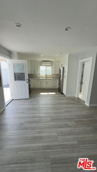 515 Myrtle Street, Glendale CA: https://media.crmls.org/mediaz/e6844ad6-0a49-4ce7-b1f5-ee138d2b7417.jpg