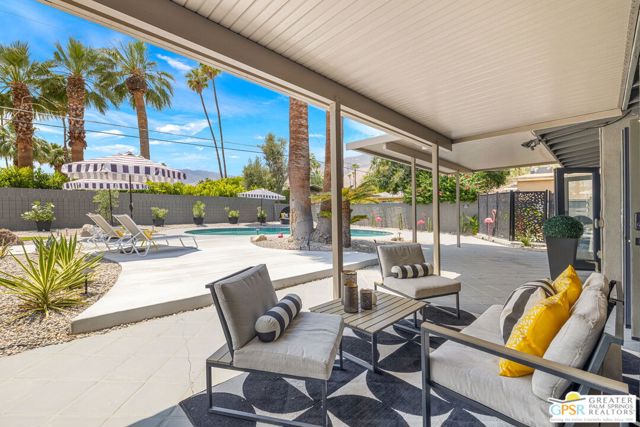 1251 E San Lorenzo Road, Palm Springs CA: https://media.crmls.org/mediaz/e6847418-fb5d-4d90-a06e-82b1dee70ceb.jpg