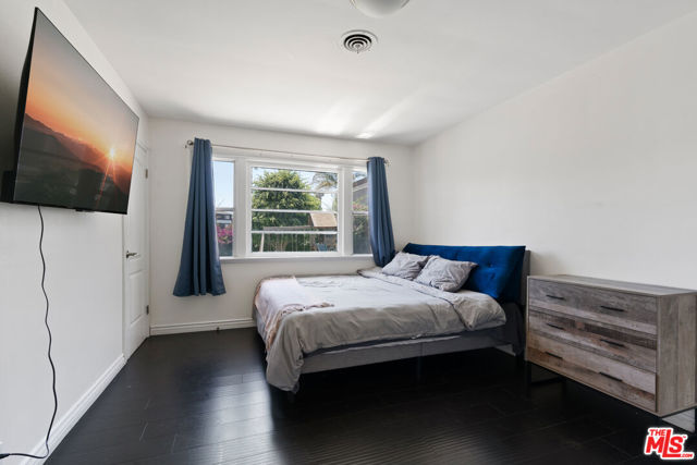 328 E Plymouth Street, Inglewood CA: https://media.crmls.org/mediaz/e684e0f8-bebc-49fd-9259-c2ae28ddfe93.jpg
