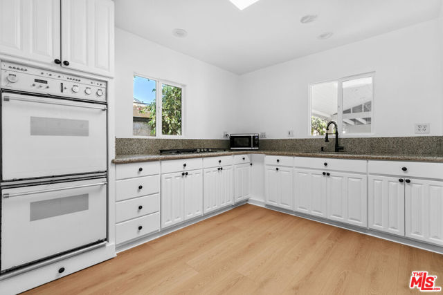3915 1/2 S Budlong Avenue, Los Angeles CA: https://media.crmls.org/mediaz/e6860e0a-cf26-4978-b329-f6f228bbf684.jpg