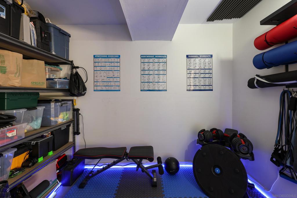 2040 Robinson - photo 19