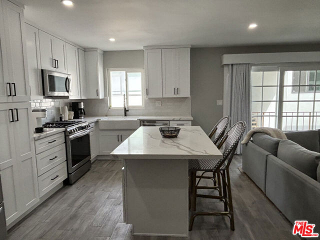 940 7th Street, Santa Monica CA: https://media.crmls.org/mediaz/e686662c-fd8a-4baf-ab7a-5c8e545aa80a.jpg