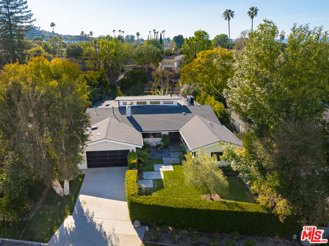 4961 Noeline Avenue, Encino CA: https://media.crmls.org/mediaz/e6874767-b920-41d0-a9e0-c80d51dffc55.jpg