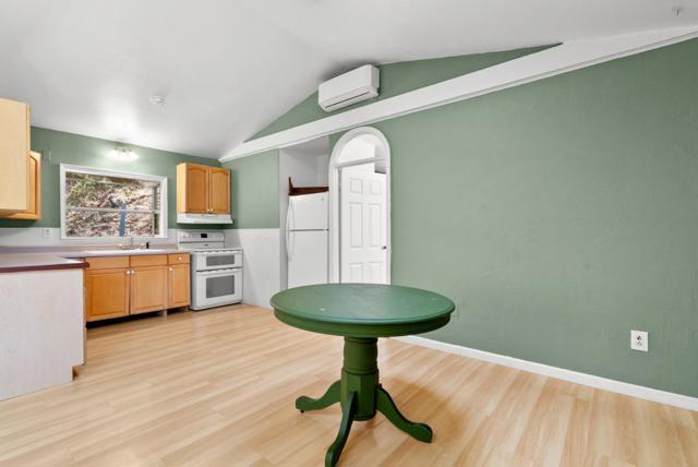530 Flume Road, Aptos CA: https://media.crmls.org/mediaz/e6877df2-0ba7-4792-8ce4-f63467d438b9.jpg