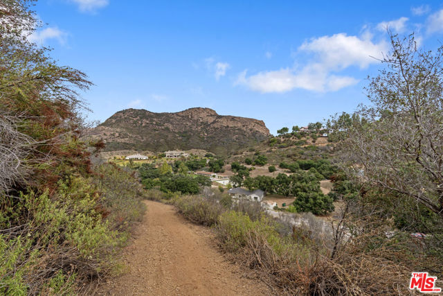 622 E Carlisle Road, Thousand Oaks CA: https://media.crmls.org/mediaz/e687c119-349c-4703-9c13-408f3bdf6c91.jpg