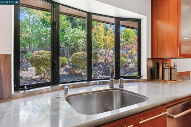 127 Devin Dr, Moraga CA: https://media.crmls.org/mediaz/e6888d60-39aa-4747-8342-d480ffff972e.jpg