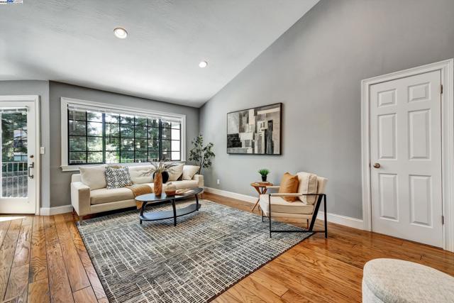 246 Canyon Woods Way, San Ramon CA: https://media.crmls.org/mediaz/e6888f58-2942-447c-8f6b-2eaf6742ab46.jpg