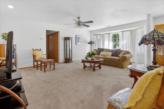 1222 Via Del Sol Road, Salinas CA: https://media.crmls.org/mediaz/e68919e7-9ffe-4fcc-b36e-82b568708739.jpg