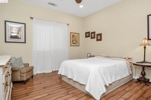 4828 Sellers Ave, Brentwood CA: https://media.crmls.org/mediaz/e6892f90-c6b3-4857-9bdb-d4f56ff7d7fe.jpg