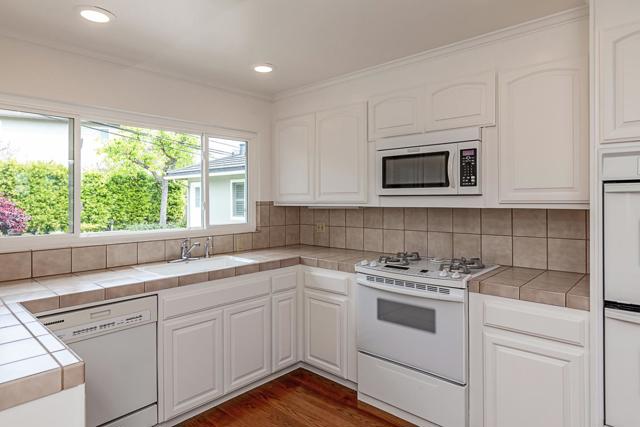 712 Foothill Drive, San Mateo CA: https://media.crmls.org/mediaz/e6897823-9772-49e4-8891-d97947eeb85e.jpg