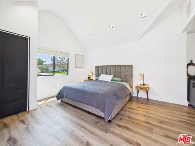 5109 Longridge Avenue, Sherman Oaks CA: https://media.crmls.org/mediaz/e689f597-b227-4dea-8b6e-225609689f2c.jpg