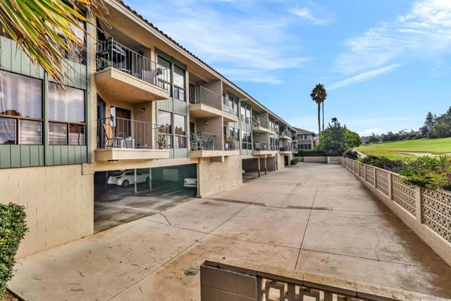 2507 Navarra Dr, Carlsbad CA: https://media.crmls.org/mediaz/e68aa3f5-d875-4f45-827b-32a0fc1f5fc0.jpg