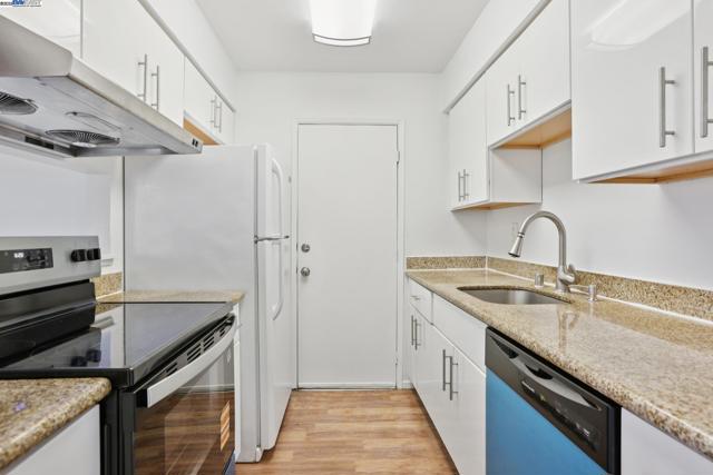 1042 Mohr Ln, Concord CA: https://media.crmls.org/mediaz/e68ac99a-97ee-47fb-8e2c-cc89150d5cad.jpg