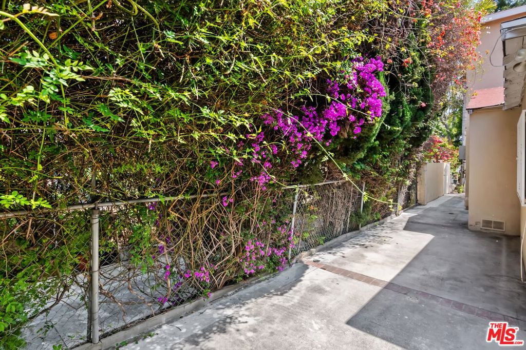https://media.crmls.org/mediaz/e68adf2f-b1fa-4387-b73a-dc0a0be776ec.jpg?preset=X-Large