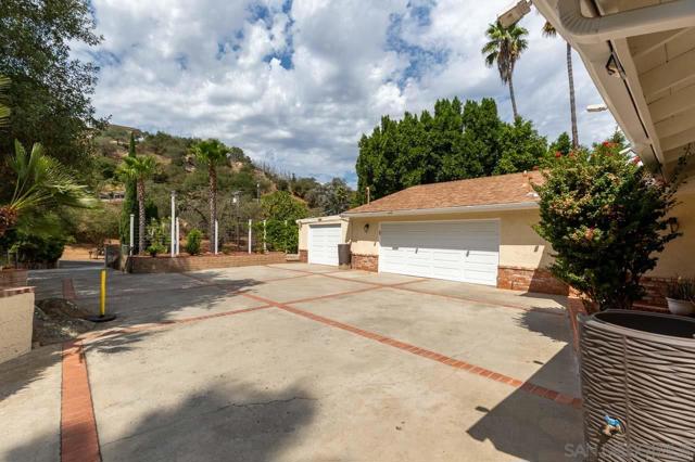 1339 Windsong Ln, Escondido CA: https://media.crmls.org/mediaz/e68b3567-97de-4137-9f33-04d26ba2c535.jpg