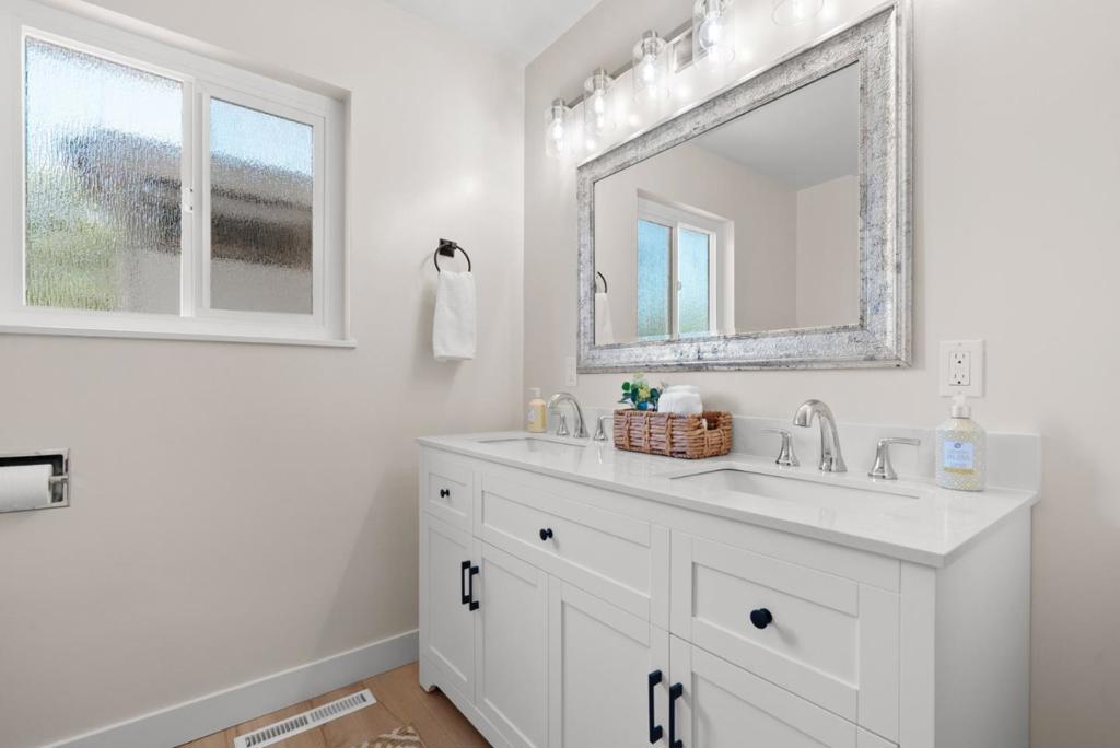 https://media.crmls.org/mediaz/e68bdb77-7293-4c10-a8c7-dc09fa54e5e0.jpg?preset=X-Large