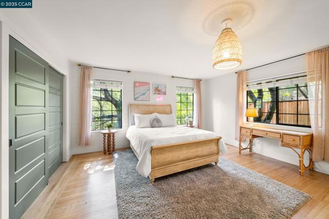 125 Sleepy Hollow Ln, Orinda CA: https://media.crmls.org/mediaz/e68befac-1c9d-4b0f-ad53-3152d69f1da6.jpg