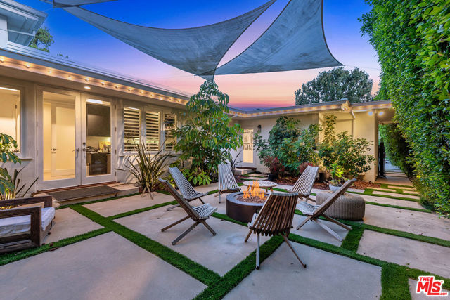 10424 Valley Spring Lane, Toluca Lake CA: https://media.crmls.org/mediaz/e68e2055-f259-46f0-88a5-489ddcb583c7.jpg