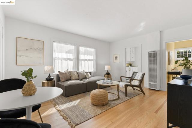 4008 Woodruff Ave, Oakland CA: https://media.crmls.org/mediaz/e68e7533-5667-4135-b4f8-a88004a65487.jpg
