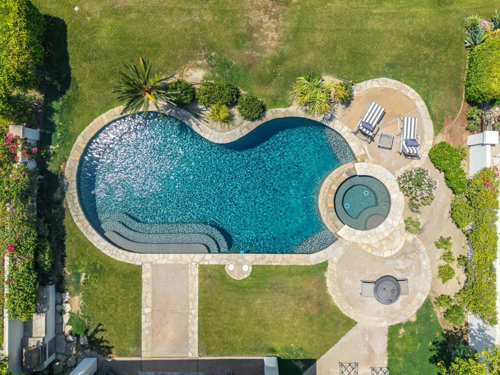 https://media.crmls.org/mediaz/e68ec1b2-7195-4d39-9f3f-cb8364a8c6c7.jpg?preset=X-Large