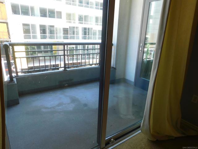 1240 India St, San Diego CA: https://media.crmls.org/mediaz/e68ffea6-59ea-4091-83ef-675e68dd1ab6.jpg