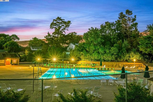 1021 Knightwood Ct, Walnut Creek CA: https://media.crmls.org/mediaz/e6904986-bfe2-4df2-b812-3f61fc2589ad.jpg