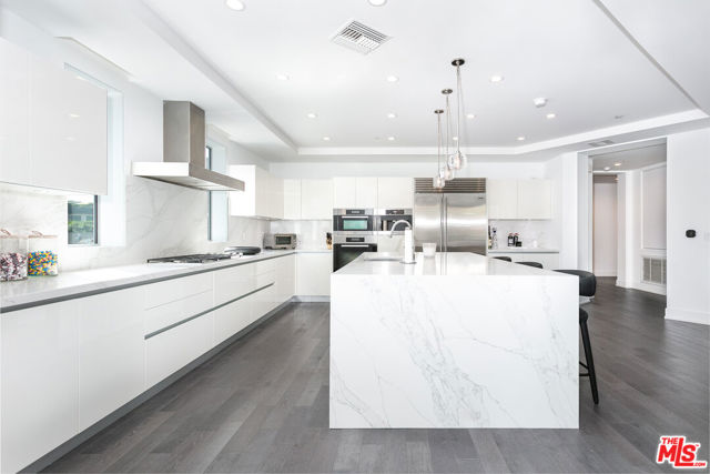 460 N Palm Drive, Beverly Hills CA: https://media.crmls.org/mediaz/e6908502-2cf3-46ca-8d15-6009049dbc57.jpg