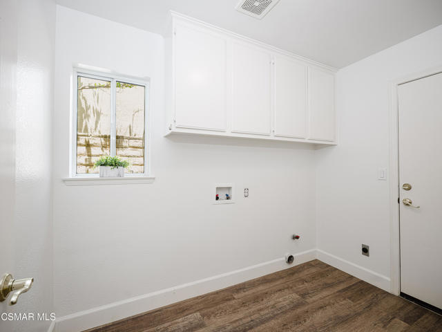 3185 Clarita Court, Thousand Oaks CA: https://media.crmls.org/mediaz/e690cf09-2260-4269-bd61-ab9e32678267.jpg
