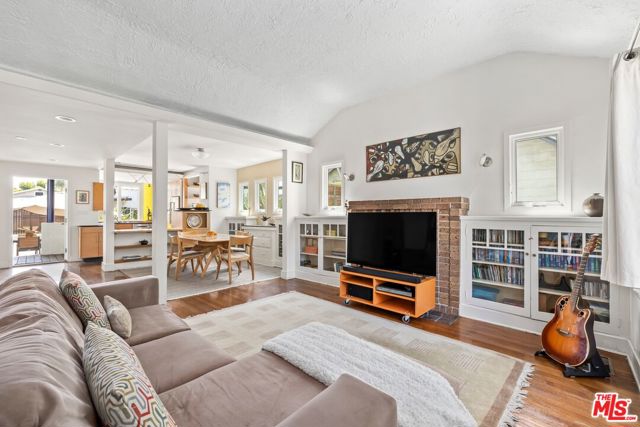 2310 Glencoe Avenue, Venice CA: https://media.crmls.org/mediaz/e690f1a6-51b5-4a22-8c77-47b04b668279.jpg