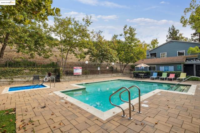 760 Canyon Oaks Dr, Oakland CA: https://media.crmls.org/mediaz/e691970a-8bcc-4af2-88d8-21a03642130d.jpg