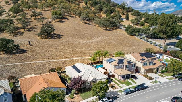 9881 Rancho Hills Drive, Gilroy CA: https://media.crmls.org/mediaz/e691a922-e55b-4d6f-8472-9a4dcbf20cd7.jpg