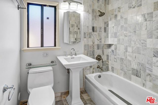 520 N Beachwood Drive, Burbank CA: https://media.crmls.org/mediaz/e691bc23-043e-49a4-899a-9e4fb7a01dcf.jpg