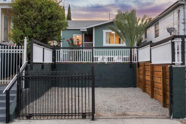 2449 26TH AVENUE, Oakland CA: https://media.crmls.org/mediaz/e6923be9-30fe-49c5-a74f-13488a539c9f.jpg