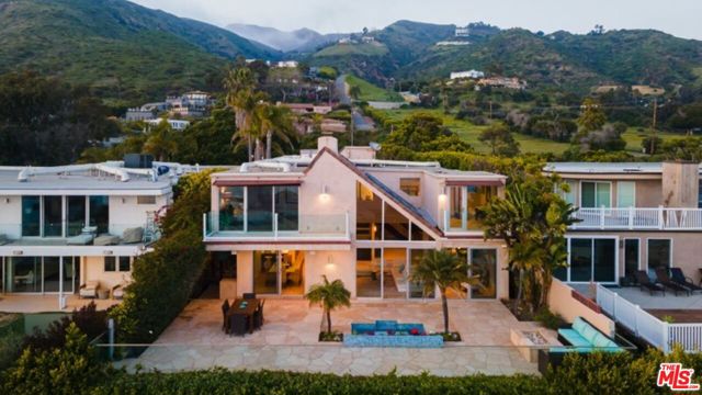 31522 Broad Beach Road, Malibu CA: https://media.crmls.org/mediaz/e69270b4-0f43-4403-8aff-a118fc761bc4.jpg