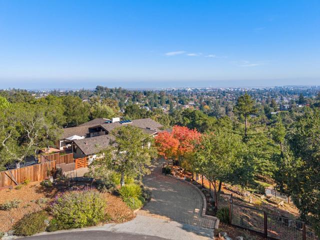 707 Vista Drive, Redwood City CA: https://media.crmls.org/mediaz/e693bc02-acd6-44c0-866d-dd0c09185a43.jpg
