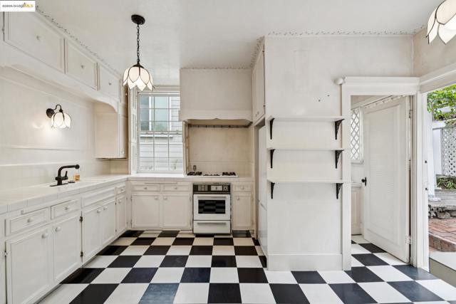 618 Boulevard Way, Piedmont CA: https://media.crmls.org/mediaz/e6956c18-8eff-464f-aab5-d2fc8a71f0fc.jpg