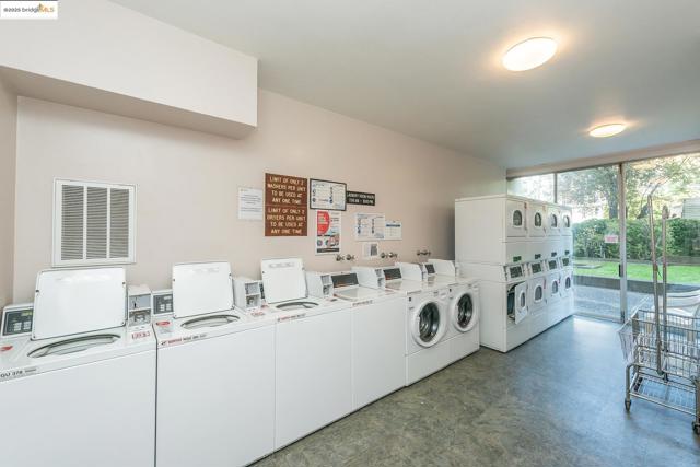 320 Lee St, Oakland CA: https://media.crmls.org/mediaz/e6959507-ee50-42d2-b5b5-84f0634ac19d.jpg