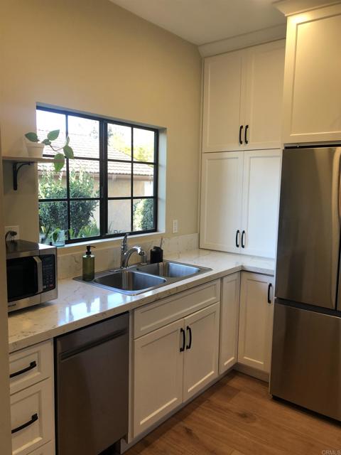 Detail Gallery Image 2 of 12 For 2861 Andover Ave, Carlsbad,  CA 92010 - 2 Beds | 2 Baths