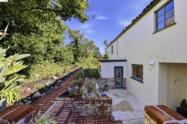 44 Highgate Rd, Kensington CA: https://media.crmls.org/mediaz/e6963c14-2ce0-439b-b7e5-2e8e1a0bc5ad.jpg