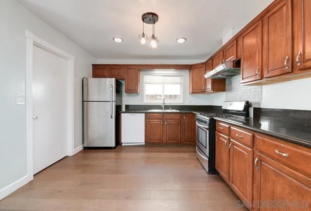 554 7Th St, Imperial Beach CA: https://media.crmls.org/mediaz/e6963e50-1737-4a0e-b2c7-68d349a4b7d4.jpg